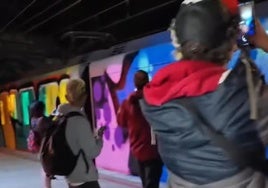 El metro sufrió uno de los peores ataques grafiteros de su historia en plena final