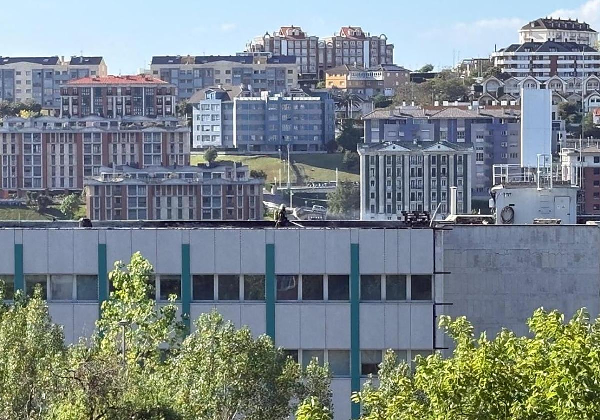 Imagen principal - Arriba, momento en el que los bomberos han conseguido controlar el incendio. Abajo, la columna de humo vista desde los Jardines de Pereda y desde El Sardinero.