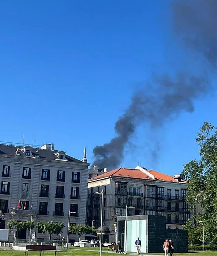 Imagen secundaria 2 - Arriba, momento en el que los bomberos han conseguido controlar el incendio. Abajo, la columna de humo vista desde los Jardines de Pereda y desde El Sardinero.