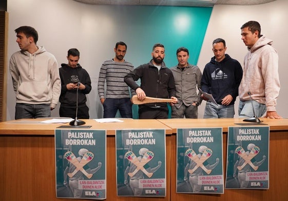 Parte del colectivo de palistas en huelga, en su última comparecencia en la sede del sindicato ELA.