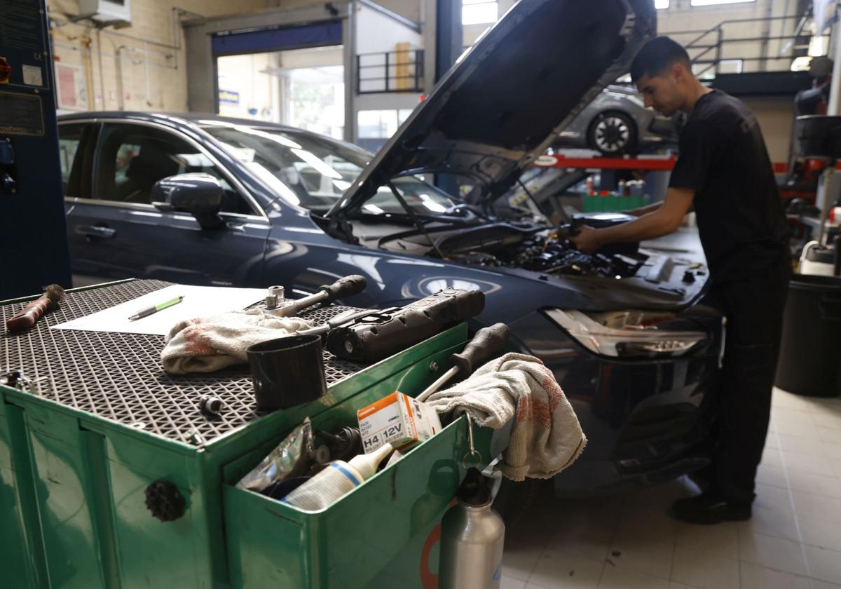 Alemania busca 50 mecánicos de coches con contrato indefinido y salario inicial de hasta 3.100 euros al mes