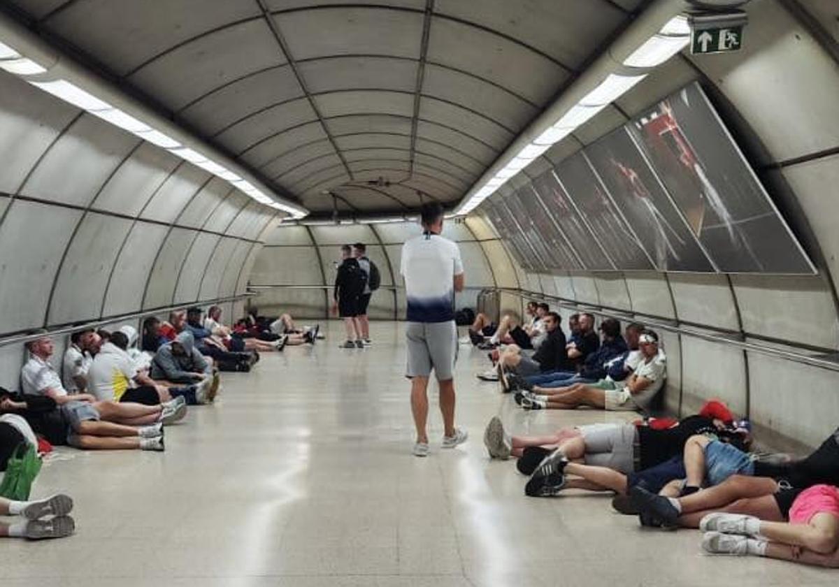 Cientos de ingleses se refugiaron en estaciones de metro y recepciones de hotel para pasar la noche