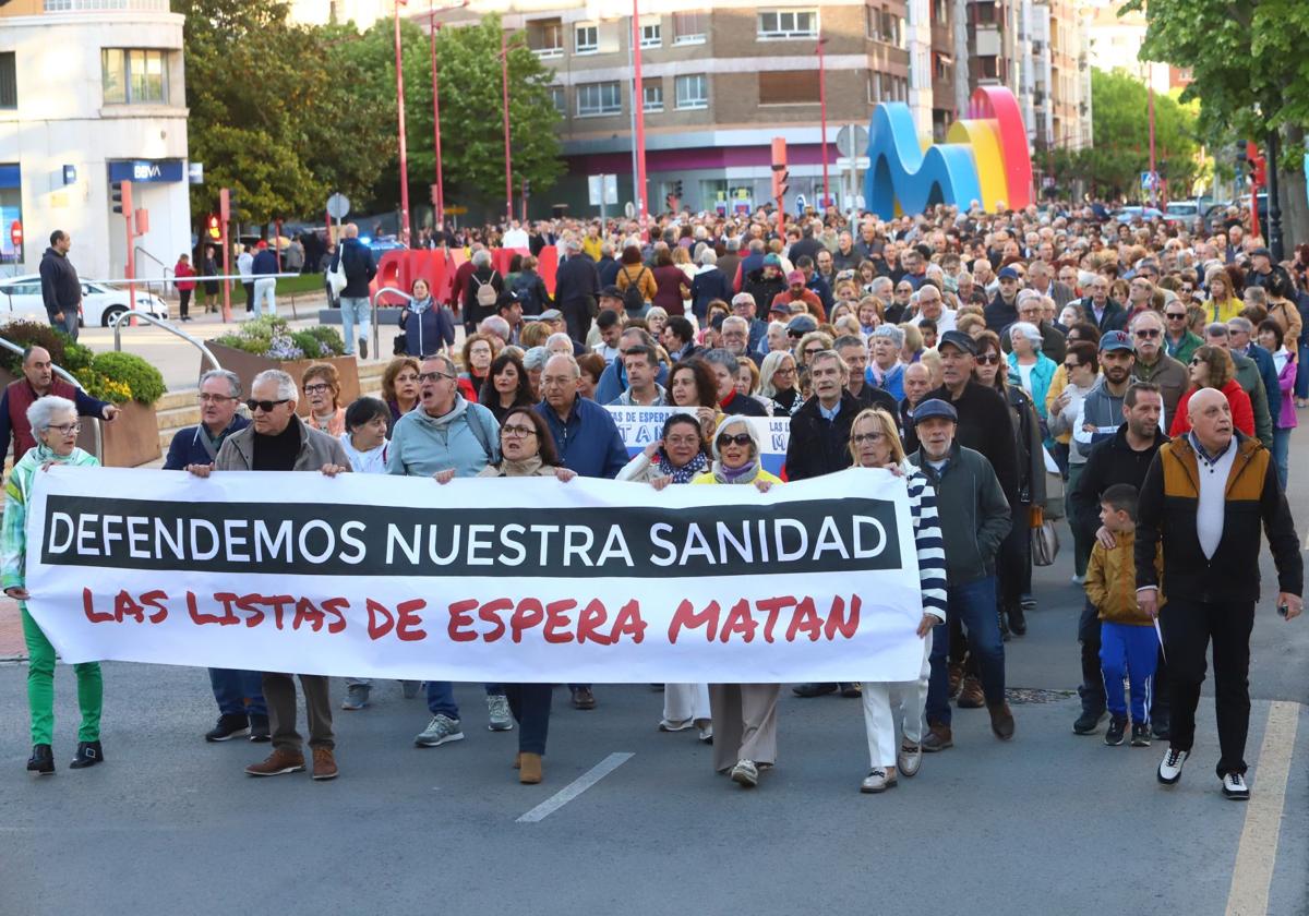 Mirandeses de todas las edades se sumaron a una movilización que partía de la calle La Estación y avanzaba hasta concluir en la plaza de España.