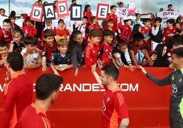 No faltó el saludo con los futbolistas.