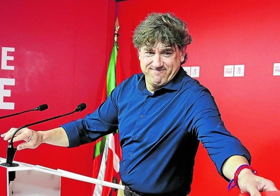 Andueza, en una rueda de prensa en la sede del PSE-EE en Bilbao.