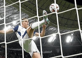 Van de Ven vuela para sacar bajo palos el remate de Hojlund tras fallo de Vicario.