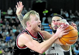 Frey y Howard disputan un balón en el partido entre el Surne Bilbao Basket y el Baskonia en Miribilla.