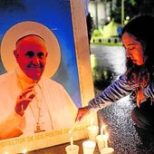 Una mujer reza por el Papa Francisco tras su fallecimiento.