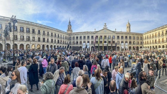 La plaza de España se ha llenado para celebrar la capitalidad de Vitoria.