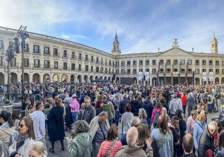 La plaza de España se ha llenado para celebrar la capitalidad de Vitoria.