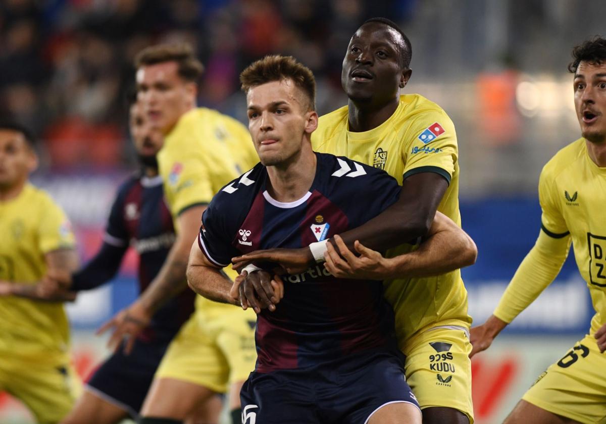 Arnau Comas, durante el Eibar-Almería.