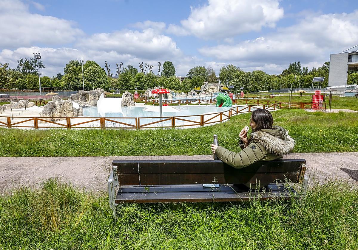 Las piscinas de Vitoria abren con hierbas de hasta un metro de altura