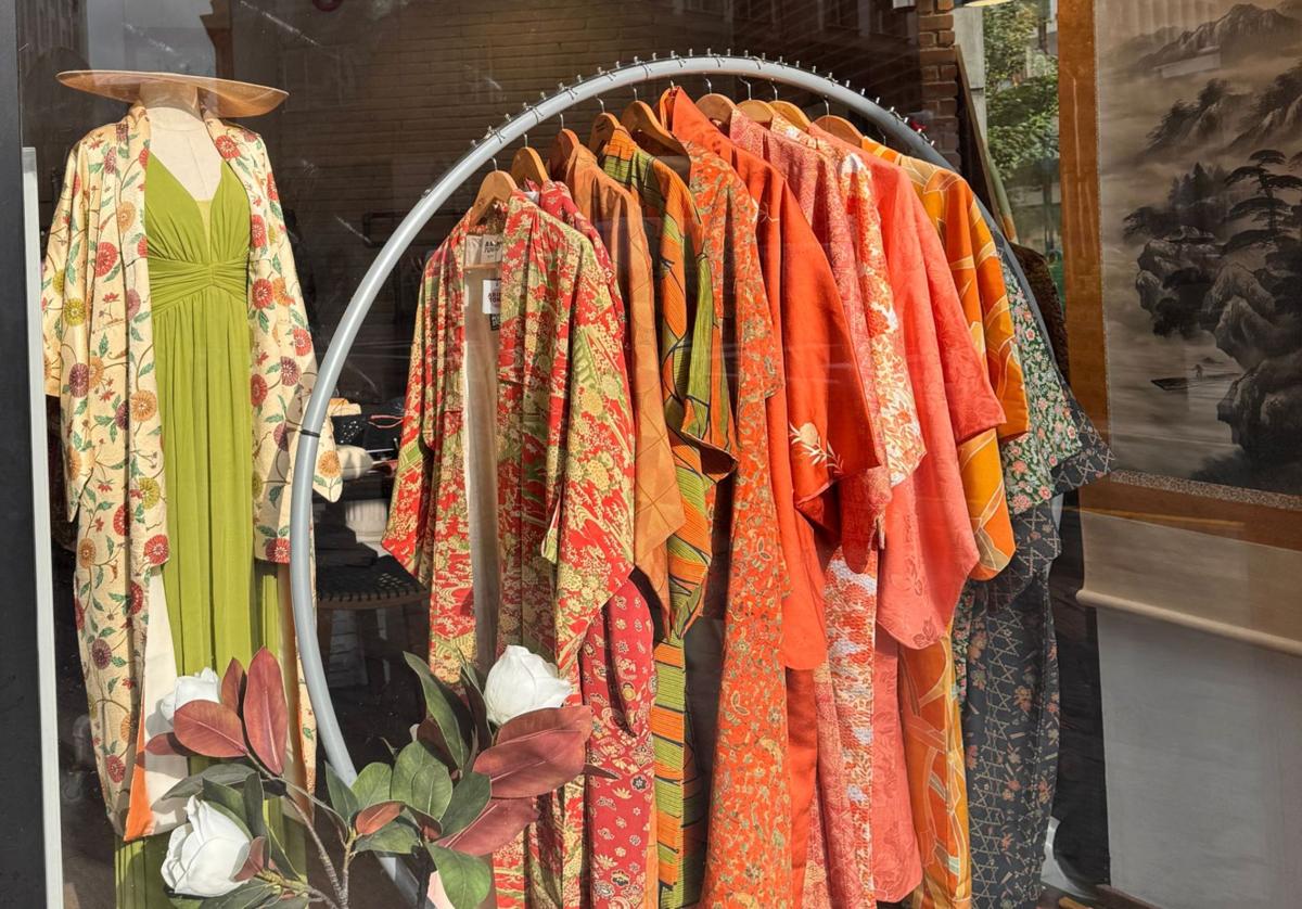 Adiós al típico vestido de invitada: abren solo tres días una tienda en Bilbao con kimonos únicos de Japón.