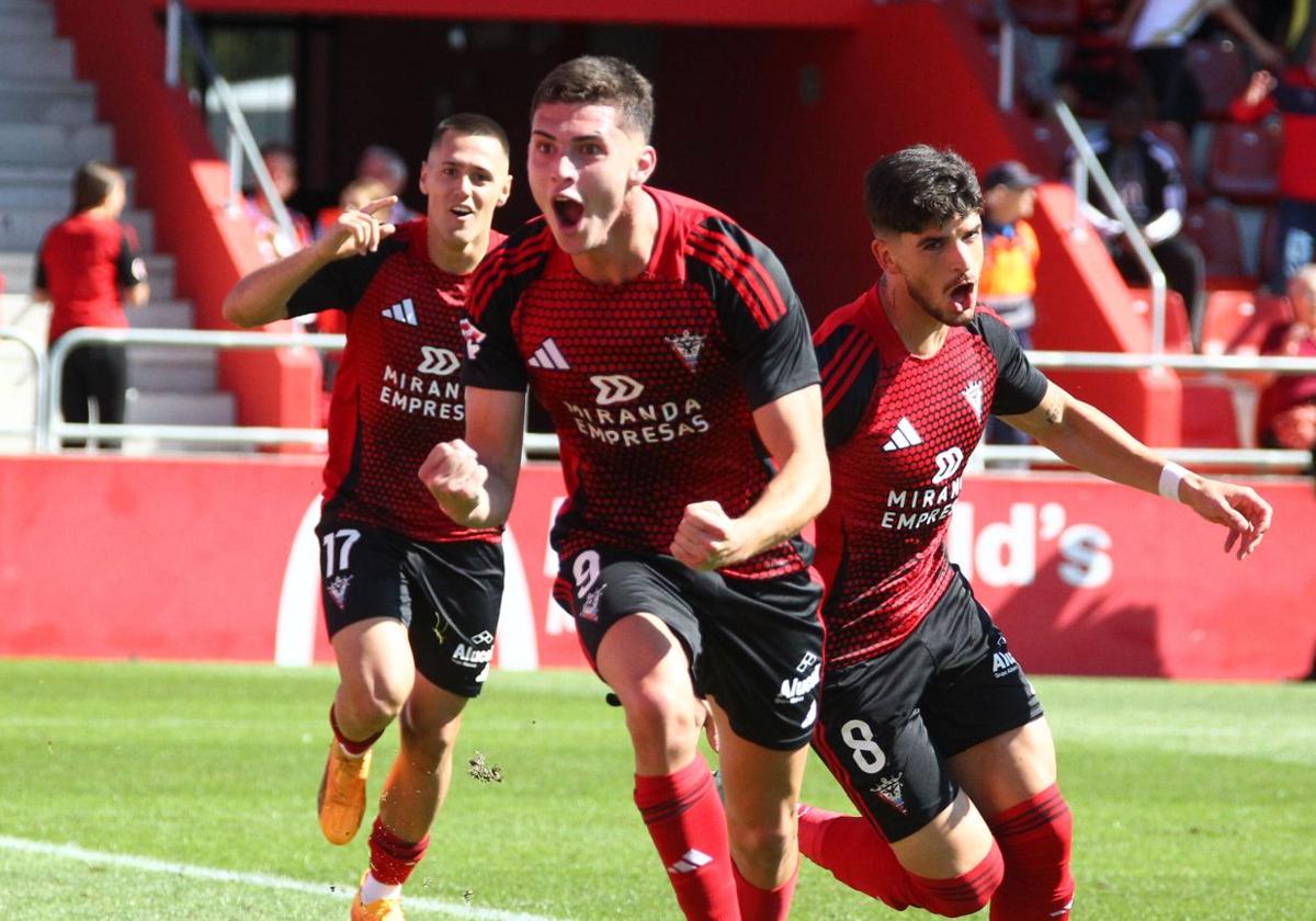 Panichelli celebra uno de los 20 goles marcados esta temporada con el Mirandés.