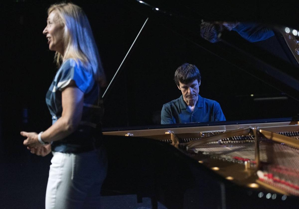 La mezzo Maite Arruabarrena y Joserra Senperena al piano en una imagen de archivo.