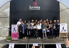 Autoridades locales junto a todos los ganadores de esta edición.