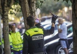 Un agente local muestra un cuchillo hallado tras una trifulca en Vitoria.