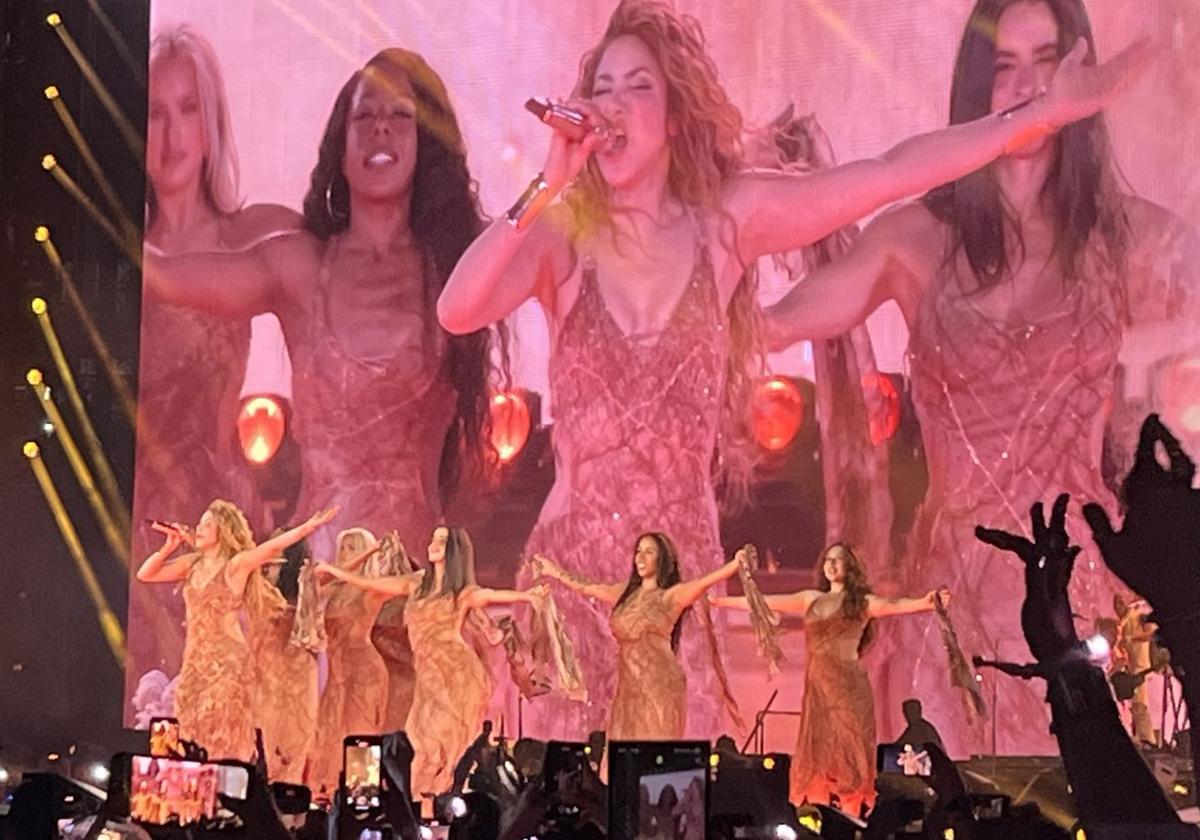 Un brote de sarampión, una caída en directo... Shakira vive su gira más atípica
