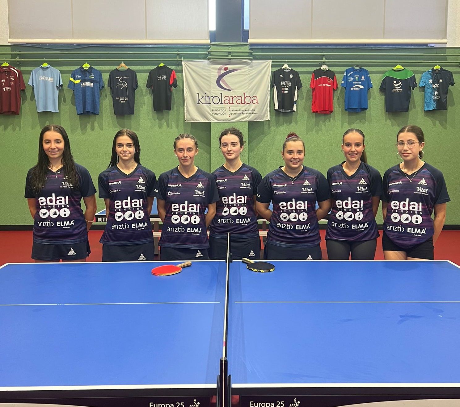 Plantilla femenina del Club Gasteiz de tenis de mesa.