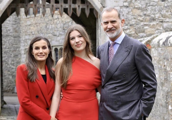 Los reyes Felipe VI y Letizia posan junto a la infanta Sofía antes de su graduación en el UWC Atlantic College de Gales, donde concluye el Bachillerato Internacional.