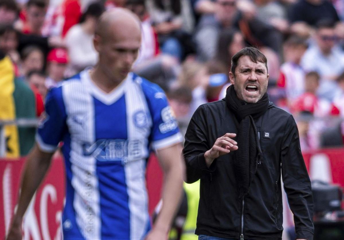 Coudet da instrucciones durante un partido reciente del Alavés.