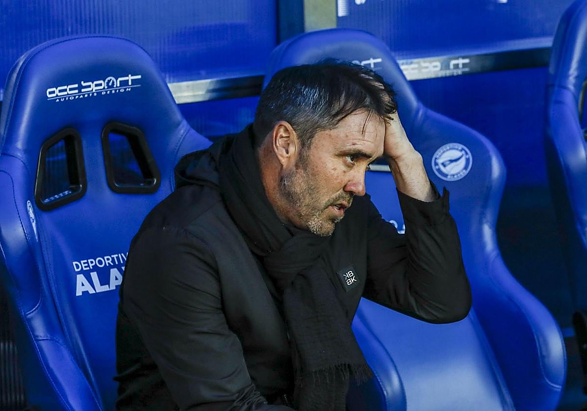 Coudet, en el banquillo, antes del partido.