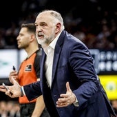 Pablo Laso da instrucciones a sus jugadores.