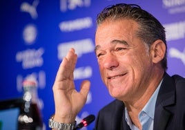 Luis García, emocionado durante su despedida como entrenador del Alavés.