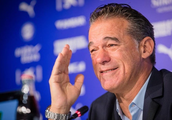 Luis García, emocionado durante su despedida como entrenador del Alavés.