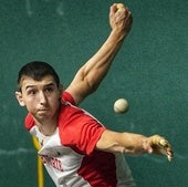Azpiroz secoloca para golpear una pelota con la derecha.
