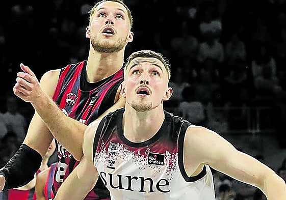 Cazalon sigue una jugada cerca de la canasta en el Buesa Arena.