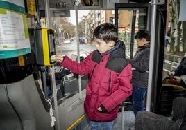 Menores en transporte público.