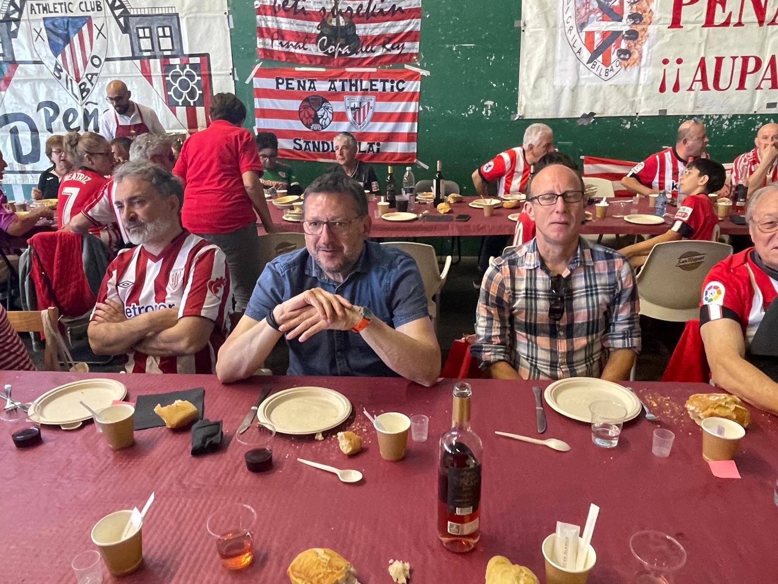Gamiz-Fika se viste de rojiblanco en el hermanamiento de peñas del Athletic