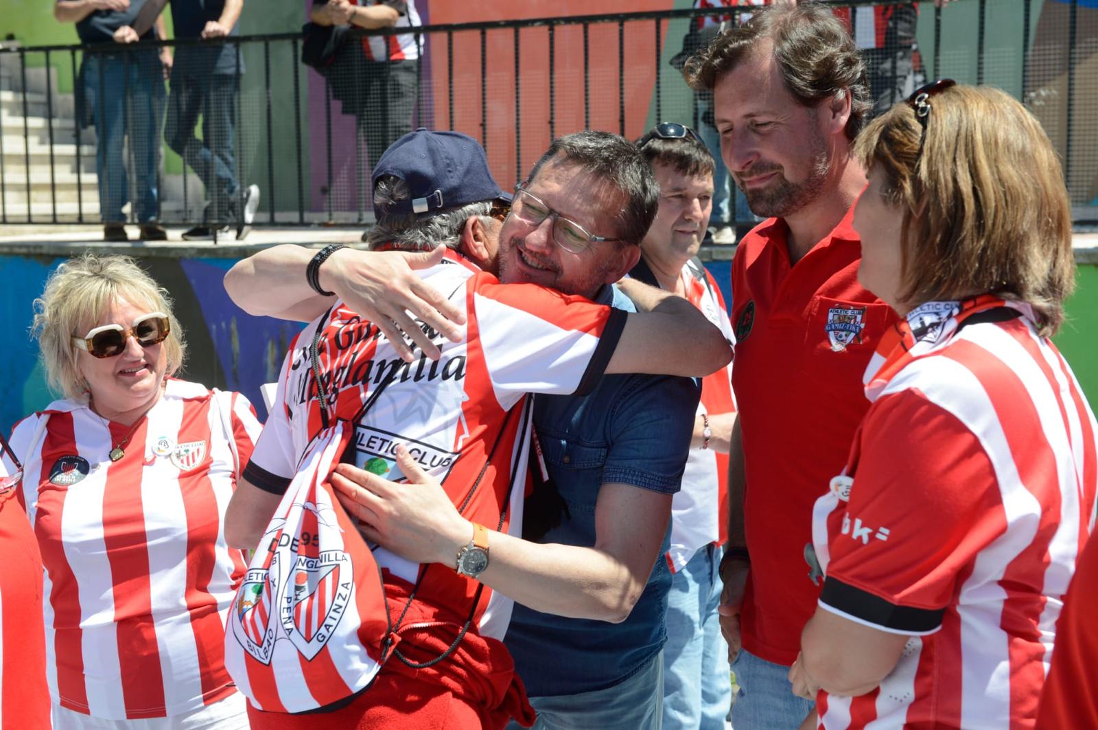 Gamiz-Fika se viste de rojiblanco en el hermanamiento de peñas del Athletic