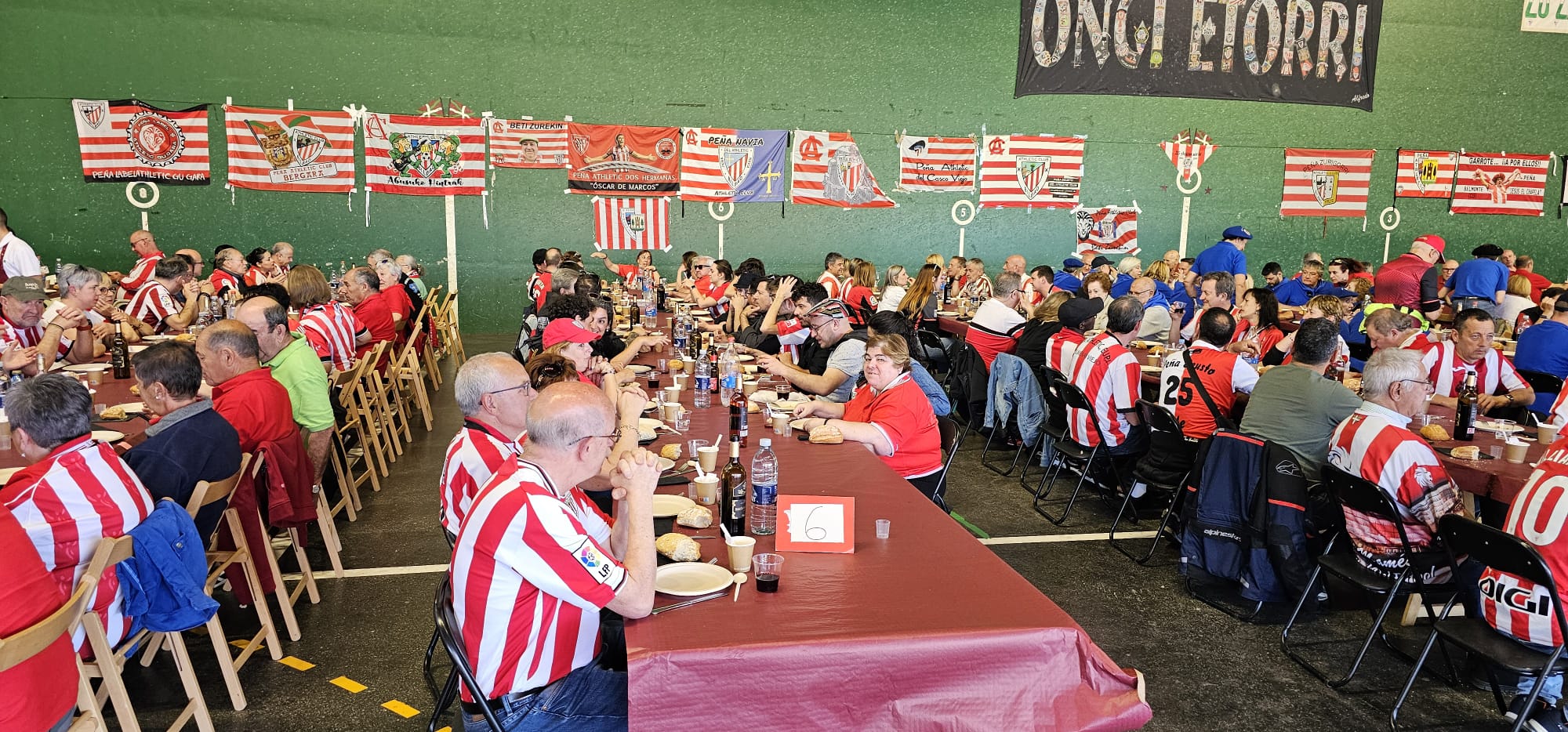 Gamiz-Fika se viste de rojiblanco en el hermanamiento de peñas del Athletic