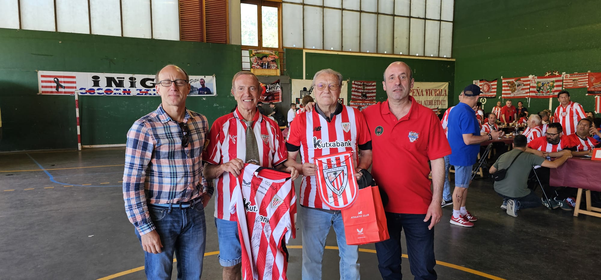 Gamiz-Fika se viste de rojiblanco en el hermanamiento de peñas del Athletic