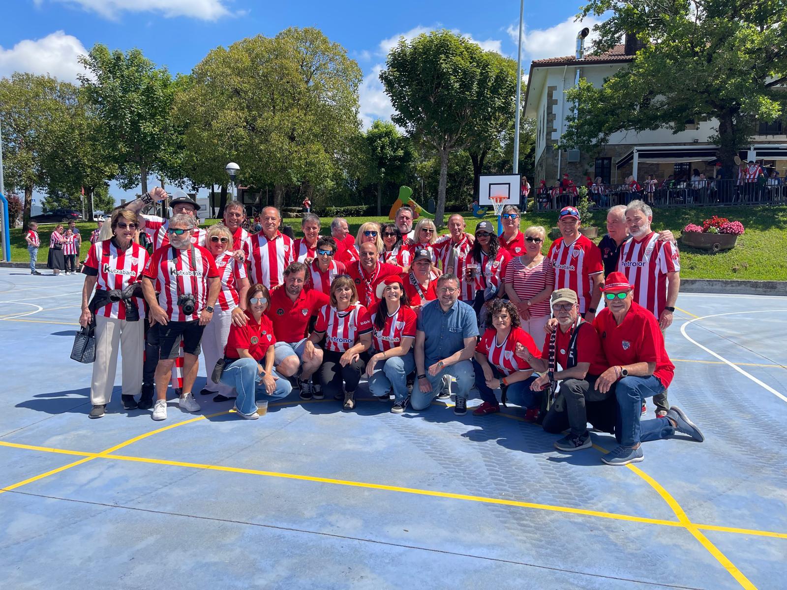 Gamiz-Fika se viste de rojiblanco en el hermanamiento de peñas del Athletic