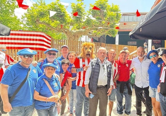 Gamiz-Fika se viste de rojiblanco en el hermanamiento de peñas del Athletic