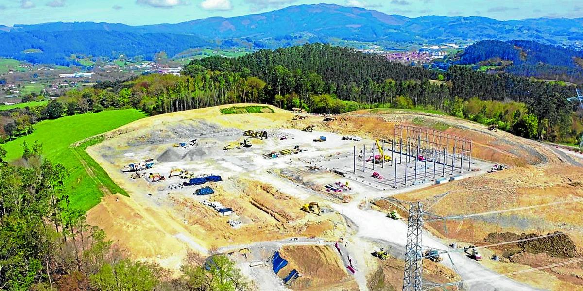 Las obras de la conversora están bastante avanzadas como se puede ver en esta imagen sacada por un dron. La hoja de ruta pasa ahora por iniciar los 13 kilómetros de línea soterrada hasta el mar.