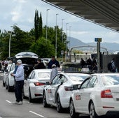 Taxis en la zona de salidas del aeropuerto de Loiu, el dia despues de la final de Europa League.