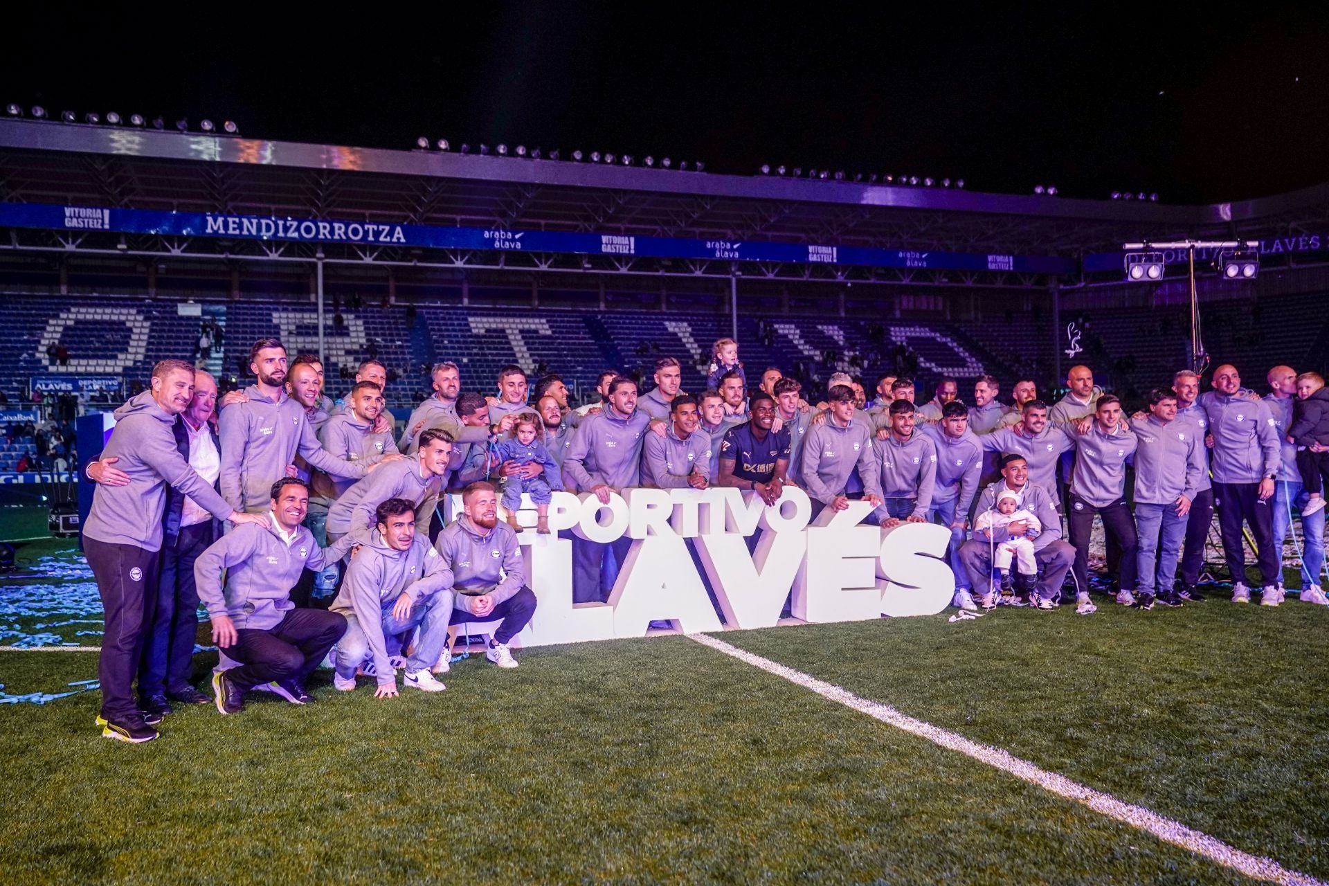 Las imágenes de la fiesta post-partido del Alavés