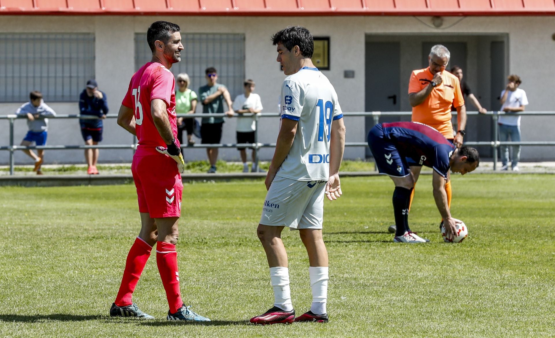 Las imágenes del partido de veteranos del Alavés y el Aurrera
