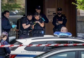Ertzainas custodian el apartahotel donde el 27 de mayo de 2023 fue asesinada Maialen.