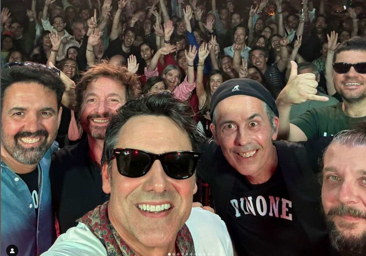 Ion Aramendi lo da todo en el escenario con su banda Pinone