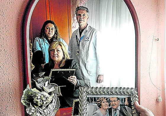 Maribel Sandía sujeta una foto de sus padres, junto a Garazi Cuesta y José Luis Francisco.