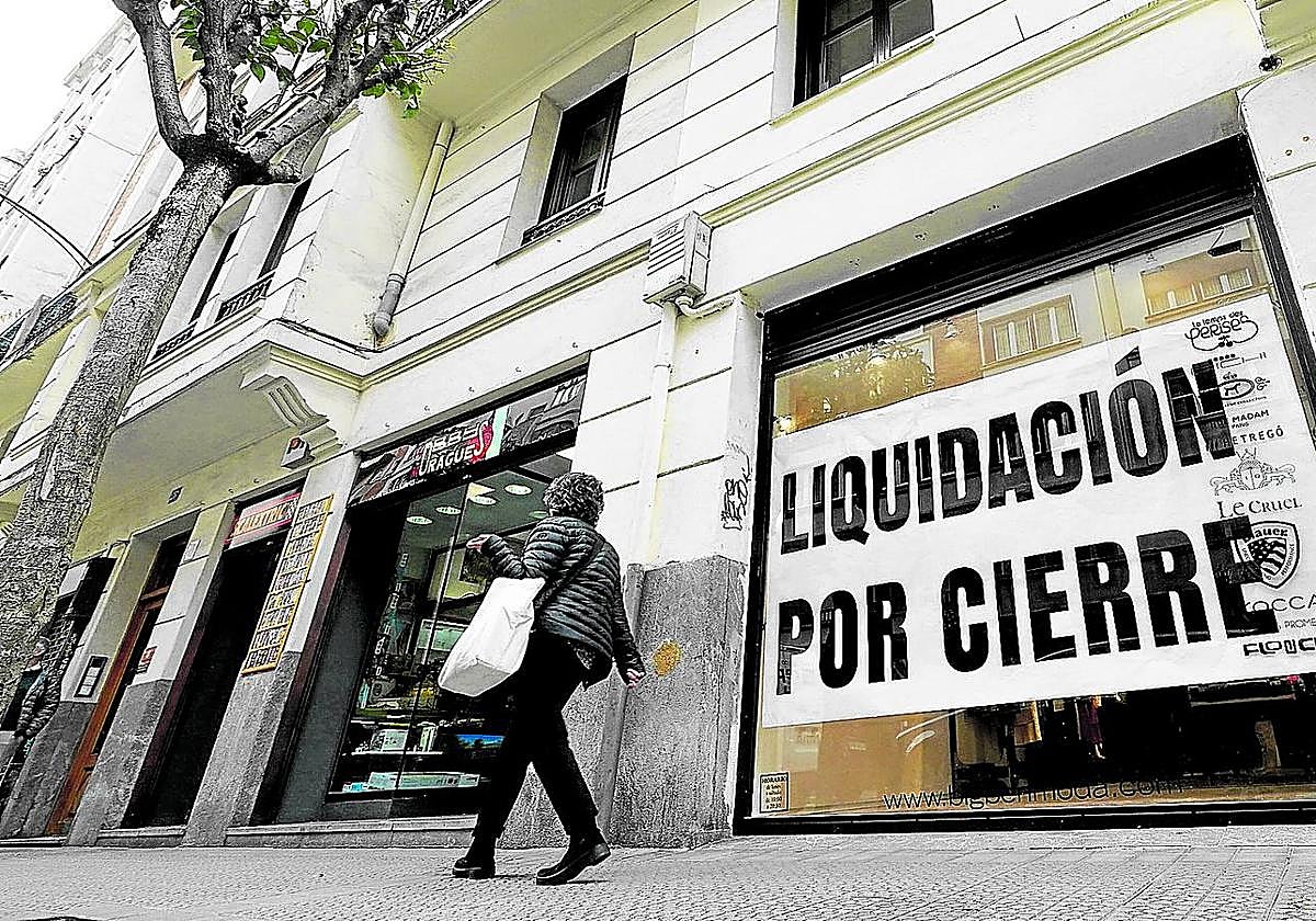 Un local comercial con carteles de liquidación por cierre en Bilbao.