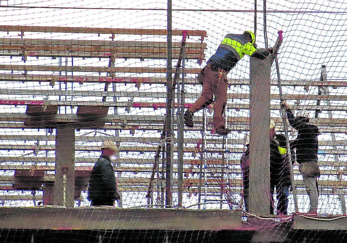 El número de cotizantes extranjeros se duplica en Euskadi en la última década