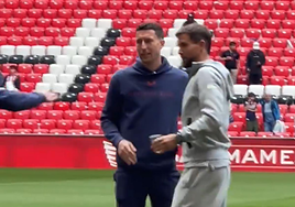 El abrazo de Iñigo Martínez a De Marcos antes de su homenaje