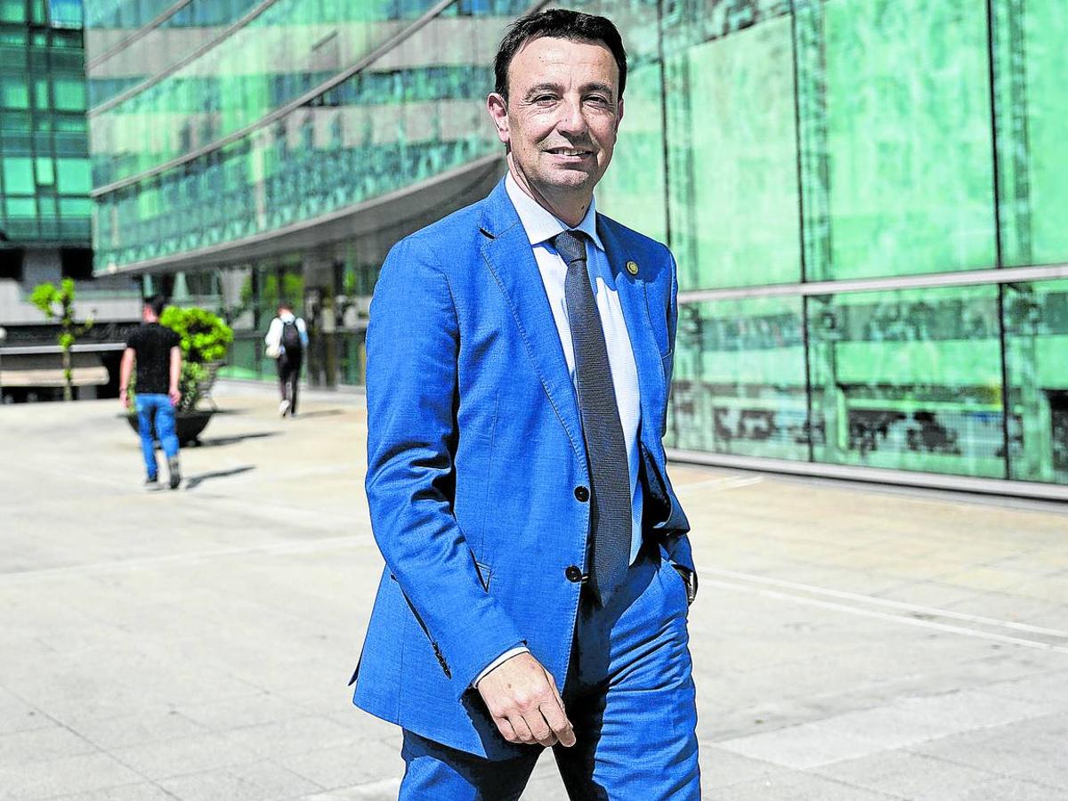 El vicelehendakari Mikel Torres, delante del edificio del Gobierno vasco en la Plaza Bizkaia.