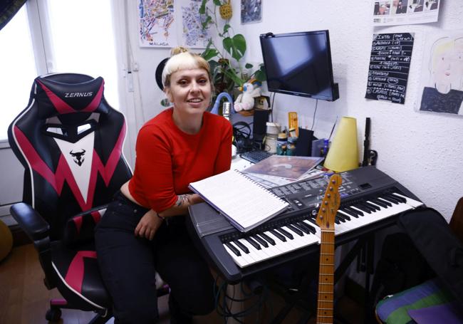 Rakel Arnaiz, en el escritorio de su casa en el que se prepara las oposiciones.